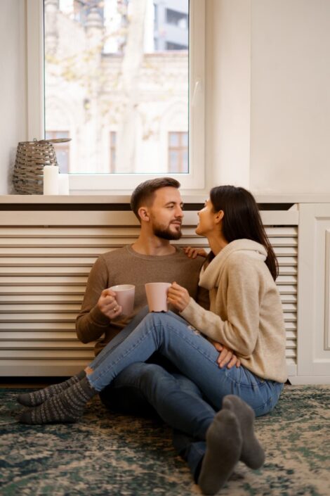 Couple heureux d'avoir rénové